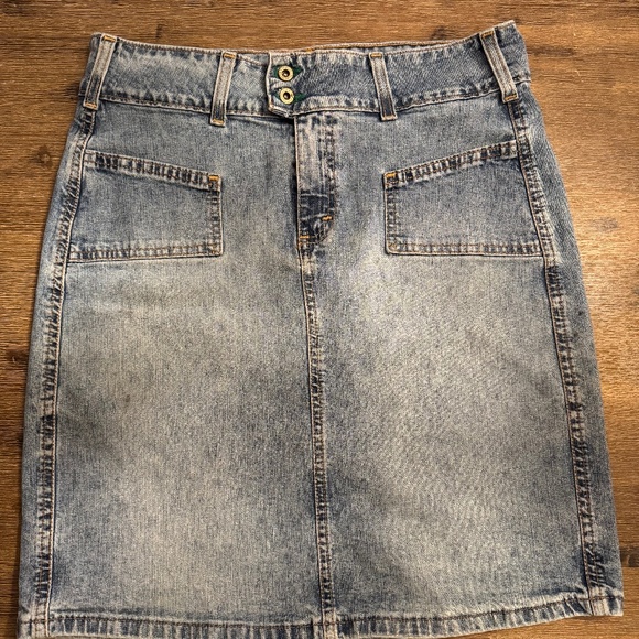 Vintage Y2K Tommy Hilfiger stone washed jean skirt. size small - Picture 2 of 8